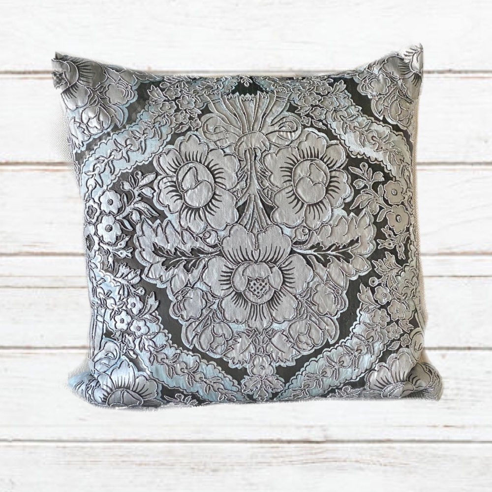 CALLISTO HOME luxury pillow